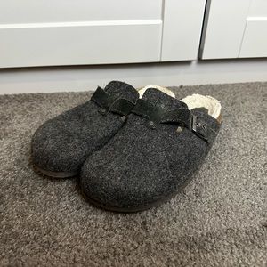 American Eagle Slip On Shoes